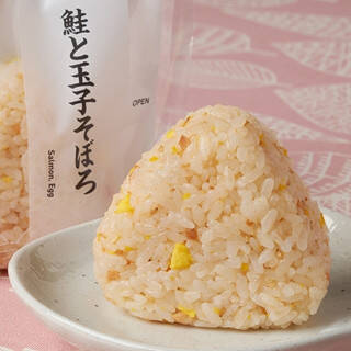 今週新発売のそぼろまとめ！『鮭と玉子そぼろおむすび』、『ビビンバ風押麦サラダ』など♪