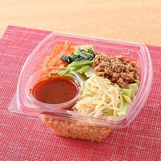 今週新発売のそぼろまとめ！『鮭と玉子そぼろおむすび』、『ビビンバ風押麦サラダ』など♪