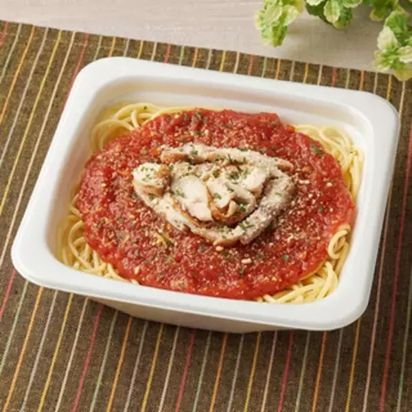 「今週新発売のコンビニパスタまとめ！『広島県産ほうれん草のトマトソースパスタ』、『バター香る　北海道産たらこ』など♪」の画像