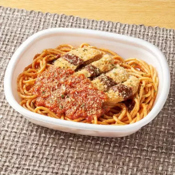「今週新発売のコンビニパスタまとめ！『広島県産ほうれん草のトマトソースパスタ』、『バター香る　北海道産たらこ』など♪」の画像