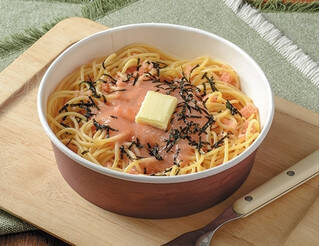 今週新発売のコンビニパスタまとめ！『広島県産ほうれん草のトマトソースパスタ』、『バター香る　北海道産たらこ』など♪