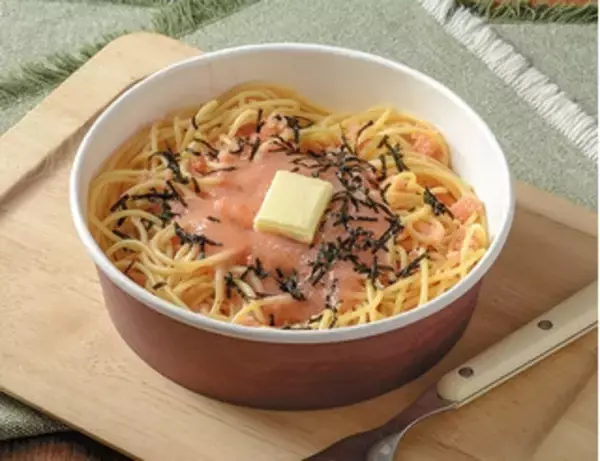 「今週新発売のコンビニパスタまとめ！『広島県産ほうれん草のトマトソースパスタ』、『バター香る　北海道産たらこ』など♪」の画像