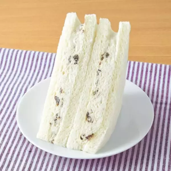 「今週新発売のファミマパンまとめ！『チョコのバタークロワッサンメロンパン』、『アーモンドツイスト』など♪」の画像