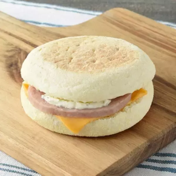 「今週新発売のファミマパンまとめ！『チョコのバタークロワッサンメロンパン』、『アーモンドツイスト』など♪」の画像