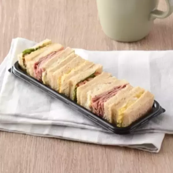 「今週新発売の卵料理まとめ！『盛りすぎ！ツナたまごサンド』、『燻製豚トロと半熟煮たまご』など♪」の画像