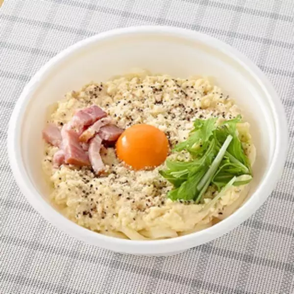 「今週新発売のファミマ麺まとめ！『北海道産昆布だし使用わかめうどん』、『クリームのコクとだしの旨み　カルボナーラうどん』など♪」の画像