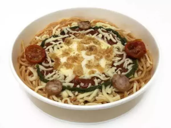 「今週新発売のコンビニパスタまとめ！『コクと旨味が広がる　ボンゴレスープパスタ』、『チーズとバジルソースのトマトパスタ』など♪」の画像