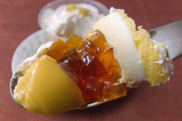 ローソンチョコシュー、カカオが薫る！　その濃厚さに刮目せよ！：今週のコンビニスイーツランキング