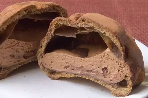 「ローソンチョコシュー、カカオが薫る！　その濃厚さに刮目せよ！：今週のコンビニスイーツランキング」の画像