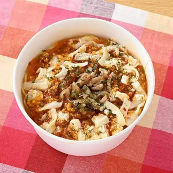 「今週新発売のコンビニパスタまとめ！『生パスタ　海老トマトクリーム』、『ナスと挽肉のピリ辛トマト　リガトーニ使用』など♪」の画像