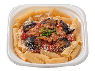 今週新発売のコンビニパスタまとめ！『生パスタ　海老トマトクリーム』、『ナスと挽肉のピリ辛トマト　リガトーニ使用』など♪