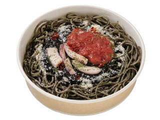 今週新発売のセブンイレブン麺まとめ！『プリプリ海老のパスタサラダ』、『オムそば』など♪