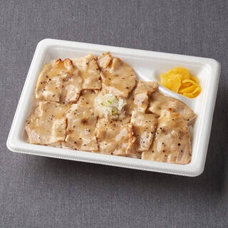 今週新発売のコンビニ寿司・コンビニ弁当まとめ！『ＢＥ：ＦＩＲＳＴ　ねぎ塩豚カルビ重　麦飯』、『てんこ盛！炒飯＆ソース焼きそば』など♪