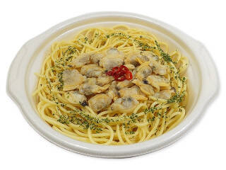 今週新発売のコンビニパスタまとめ！『生パスタカルボナーラ　北海道産牛乳』、『生パスタ　３種きのこのクリームソース』など♪