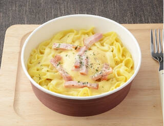 今週新発売のコンビニパスタまとめ！『生パスタカルボナーラ　北海道産牛乳』、『生パスタ　３種きのこのクリームソース』など♪