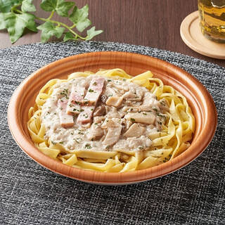 今週新発売のコンビニパスタまとめ！『生パスタカルボナーラ　北海道産牛乳』、『生パスタ　３種きのこのクリームソース』など♪