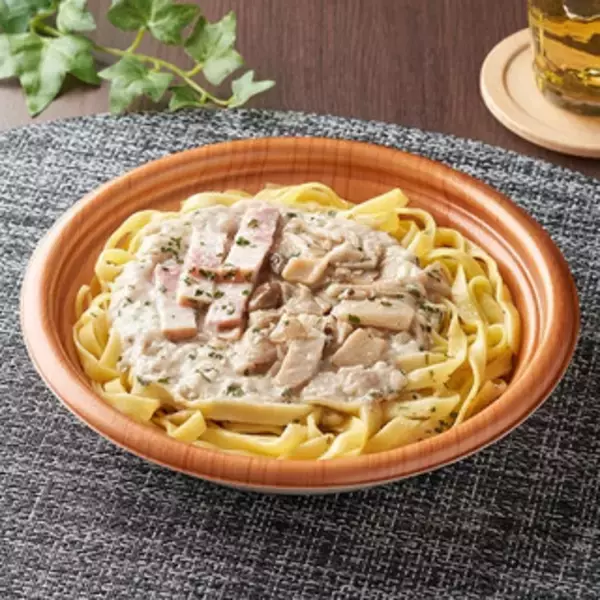 「今週新発売のコンビニパスタまとめ！『生パスタカルボナーラ　北海道産牛乳』、『生パスタ　３種きのこのクリームソース』など♪」の画像