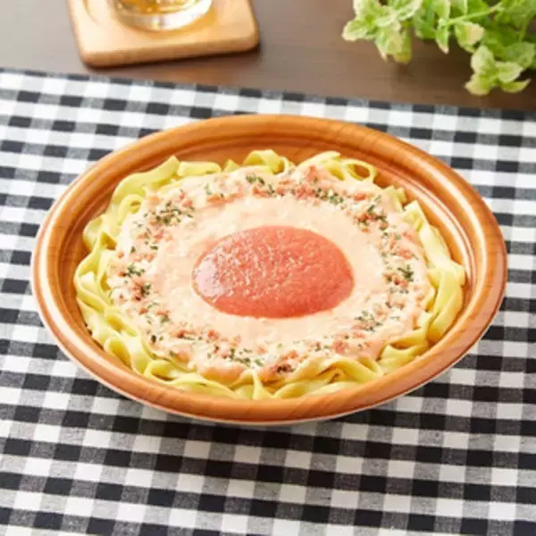 「今週新発売のコンビニパスタまとめ！『生パスタカルボナーラ　北海道産牛乳』、『生パスタ　３種きのこのクリームソース』など♪」の画像