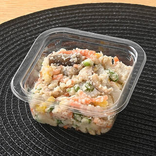 今週新発売のファミマお惣菜まとめ！『一番だしと牛肉の旨味いも煮』、『香ばしく脂がのった銀鮭ハラスの塩焼き』など♪