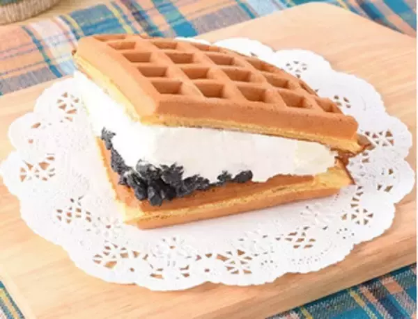 「今週新発売のケーキまとめ！『生チョコを使ったチョコケーキのバウム』、『×ＲＩＮＧＯ　シャキっとリンゴのパイケーキ』など♪」の画像