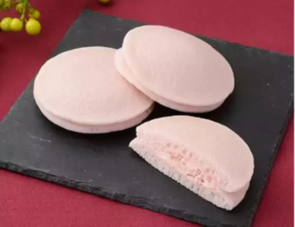 「今週新発売のケーキまとめ！『生チョコを使ったチョコケーキのバウム』、『×ＲＩＮＧＯ　シャキっとリンゴのパイケーキ』など♪」の画像