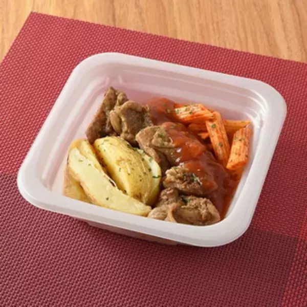 「今週新発売のファミマお惣菜まとめ！『「賛否両論」笠原将弘シェフ監修　卵黄風ソース入り鶏つくね』、『黒こしょう香るチーズポテトサラダ』など♪」の画像