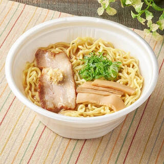 今週新発売のコンビニラーメンまとめ！『北海道名物ラーメンサラダ　蒸し鶏と半熟玉子』、『町中華の醤油ラーメン』など♪