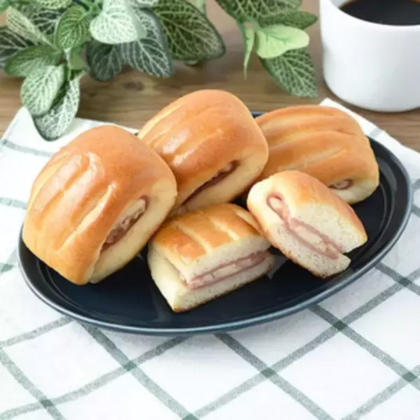 「今週新発売のファミマルBakeryまとめ！『いちごみるくスティック』、『ハム＆オニオンマヨネーズ　４個入』など♪」の画像