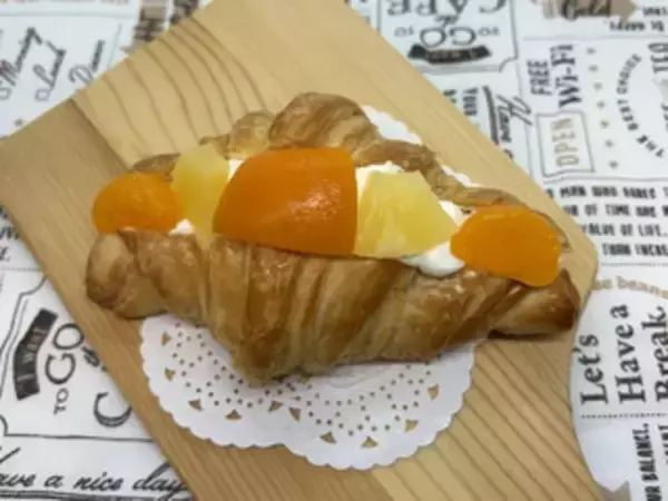 「今週新発売のファミマパンまとめ！『クッキー＆クリームパン』、『ミルク風味ホイップサンドのとそだち牛乳入り』など♪」の画像