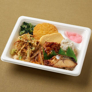 今週新発売のコンビニ寿司・コンビニ弁当まとめ！『鶏唐揚げマヨネーズ巻』、『あいがけスパイスカレー』など♪