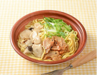 今週新発売のコンビニパスタまとめ！『ソースたっぷり生パスタ　スモークチーズカルボナーラ』、『とろ～りチーズとショートパスタのボロネーゼ』など♪