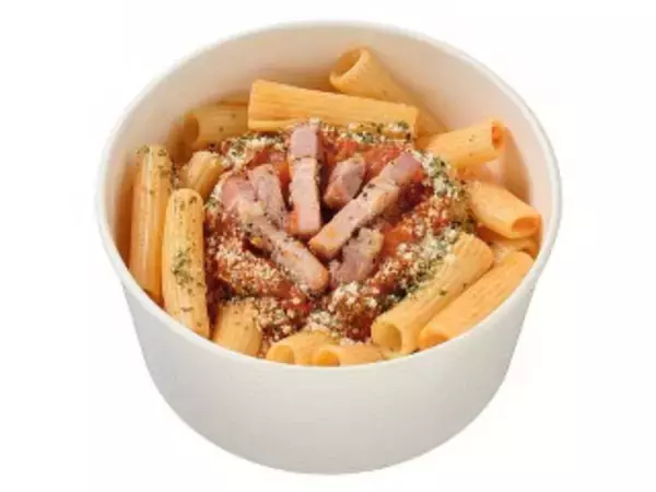 「今週新発売のコンビニパスタまとめ！『古川なすと挽肉のピリ辛トマトソースパスタ』、『スパイス香るカレーパスタ　ハンバーグのせ』など♪」の画像