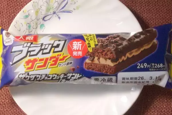 「ファミマ×ブラックサンダーここにあり！　ザクザク歯ざわりたまらない！：今週のコンビニスイーツランキング」の画像