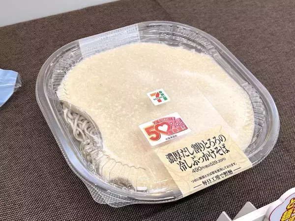 「人気の「豚ラーメン」が1kg超えの超増量！ セブン-イレブン、創業感謝祭で人気12品を50%以上増量　客数2割増を目指す」の画像