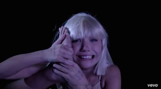 ビヨンセに楽曲提供の人気歌手SIA、新曲が炎上 話題のPVは怖くて切ない失恋ソングとして究極すぎた…