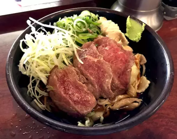 「立ち食いステーキそば」は日本一リッチな美味さのそばメニュー ニンニクたっぷり牛肉レア肉×そばで、旨味トロける味わいに