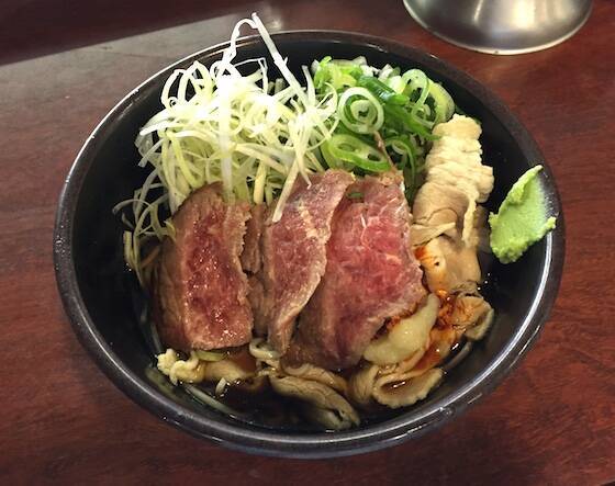 「立ち食いステーキそば」は日本一リッチな美味さのそばメニュー ニンニクたっぷり牛肉レア肉×そばで、旨味トロける味わいに
