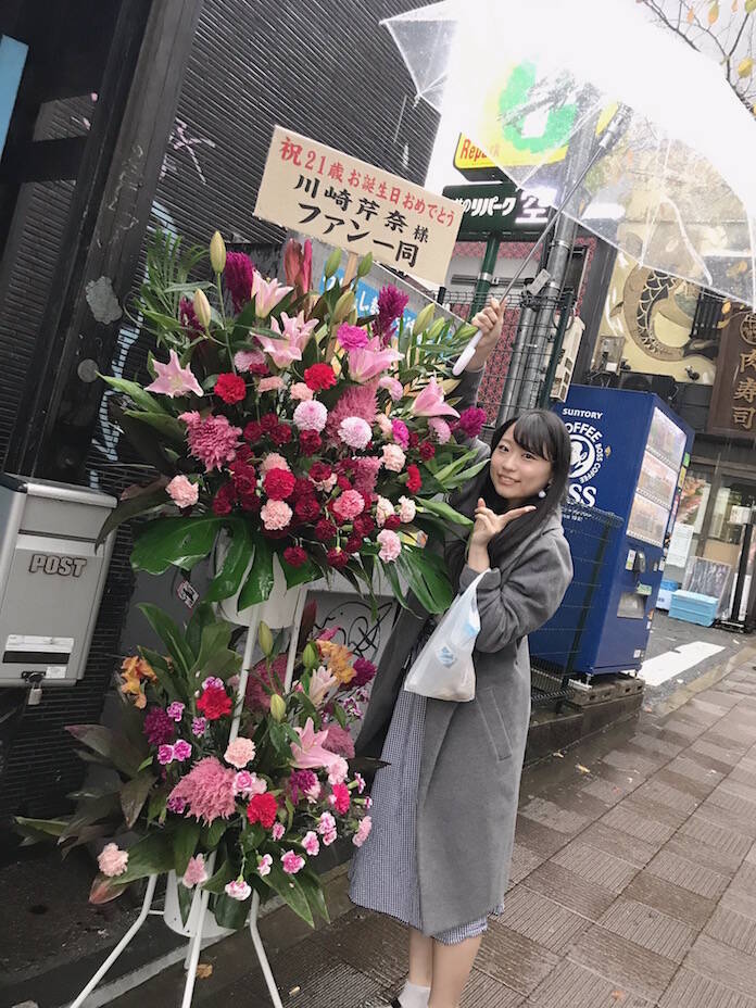 歳のスナックのママがワンマンライブ開催で満員御礼 人気ママ アイドルの川﨑芹奈が凄すぎた 17年11月30日 エキサイトニュース 3 3