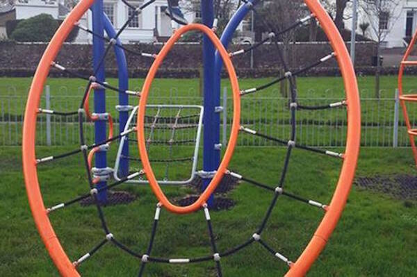 公園の遊具が卑わいでPTA激怒 女性の下腹部に見えるアスレチックが不適切!?