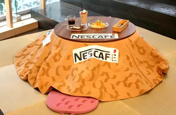 「こたつカフェが今ホットな理由とは？ ネスカフェ限定イベントはひんやりスイーツとこたつの天国だった」の画像