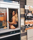 「水着の男女店員がコーヒー出す「ビキニバックス」がアメリカで大人気 男女の平等追求がコンセプトの店も」の画像1
