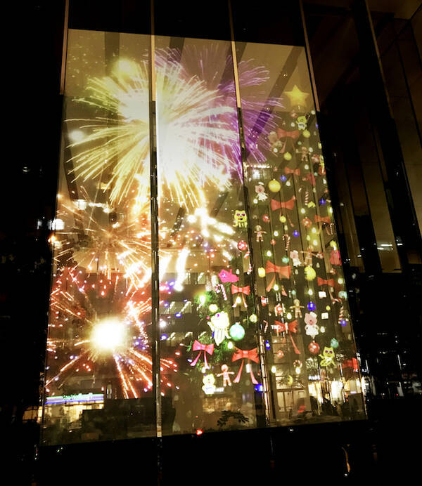プロジェクションマッピング クリスマスの青山通りを彩る ガラス面に写す最先端技術つかい美しい光の共演 18年12月7日 エキサイトニュース