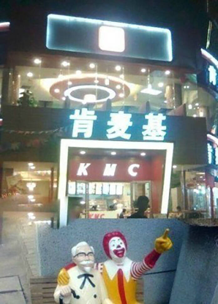 中国の人気店 ケンタッキー マクドナルド が全世界に衝撃あたえる カーネルサンダースとドナルドが肩組む人形も 17年5月25日 エキサイトニュース