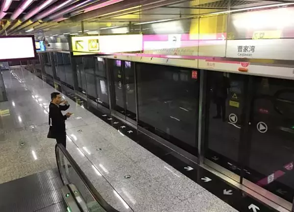 「中国の山奥すぎる地下鉄の様子が凄すぎると話題に！ 駅構内は近未来だがほぼ無人…!!!」の画像