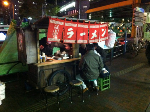 屋台のおじさんも若返り 誕生から４８年のロングセラー 明星チャルメラ が求め続けたこだわりとは 14年10月27日 エキサイトニュース