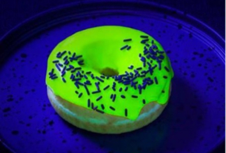 暗いところで発光するドーナツが大人気、電灯がわりにも 自然成分だけで作られ健康にも問題なし