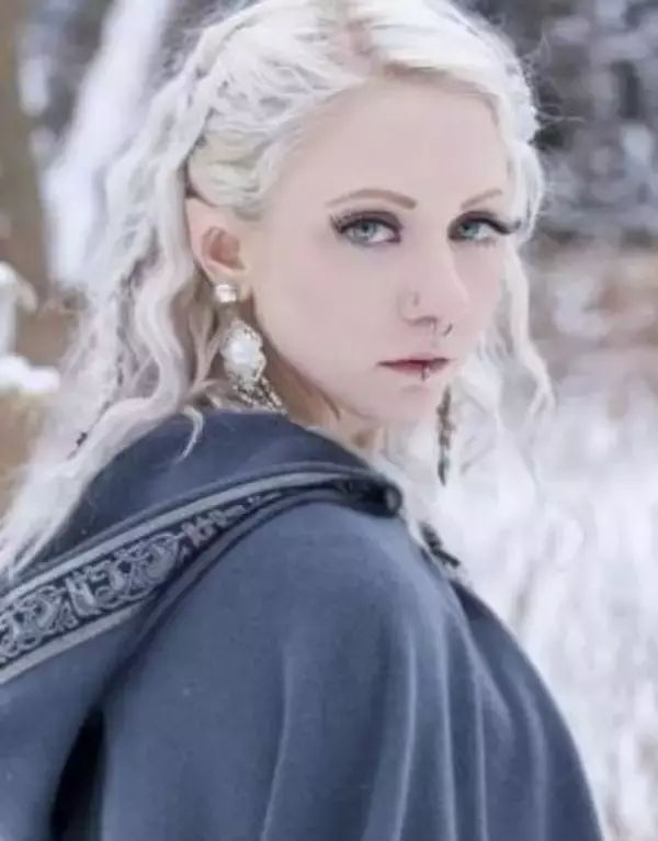 リアルなエルフ耳に手術した美少女 海外でエルフ娘っ大流行へ