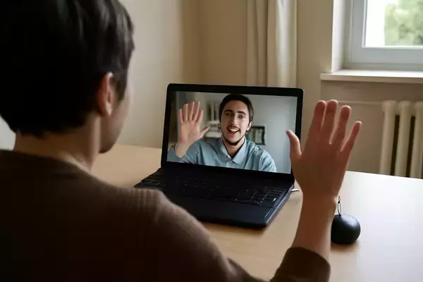 面接で「顔の前で手を振ってください」と言われる時代──企業が応募者に人間である証明を求め始めた