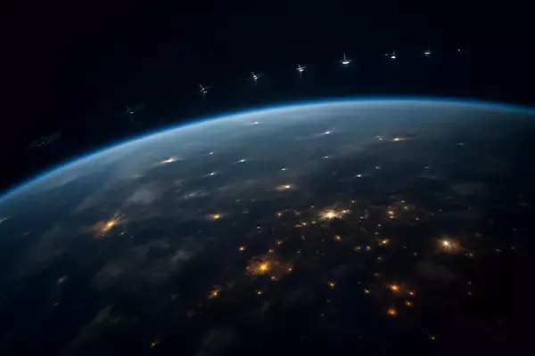 「イーロン・マスクが宇宙を“独占”した日　史上最大1.7兆ドルIPOと、軌道に浮かぶAIデータセンターの正体」の画像