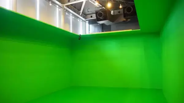 「手を繋いで探索するゴシックホラーなVRお化け屋敷『CORRIDOR』体験レポ」の画像